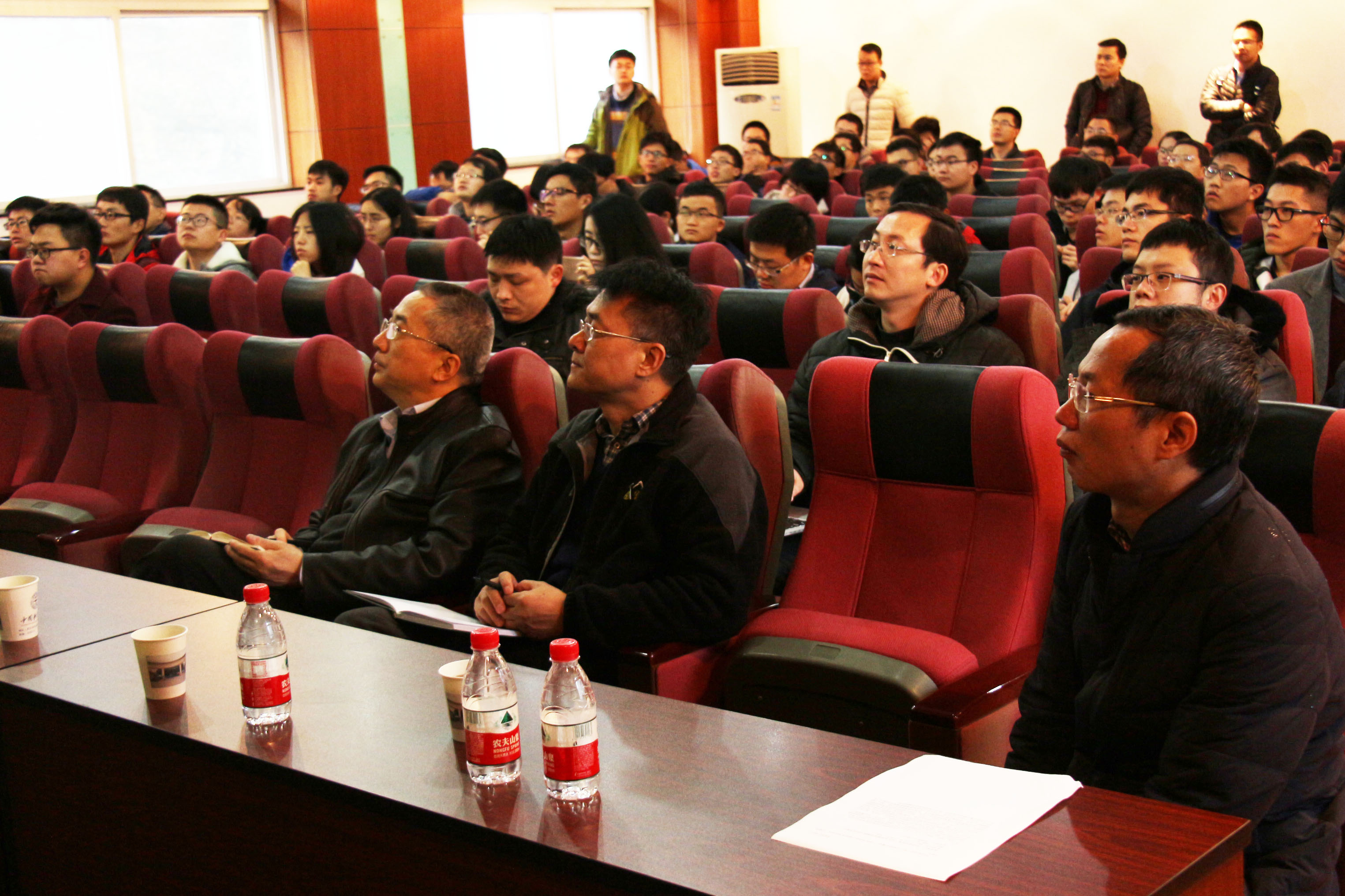 院士讲座前排.jpg 院士讲座前排.jpg